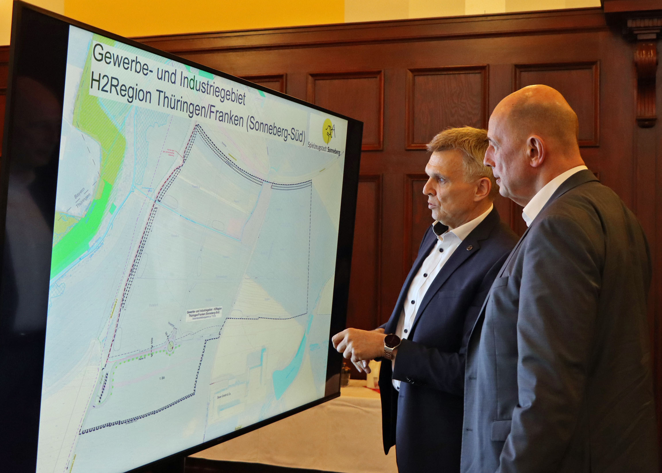 Zwei Männer stehen vor einem Bildschirm. Es sind der Thüringer Wirtschaftsminister Wolfgang Tiefensee und der Bürgermeister von Sonneberg.