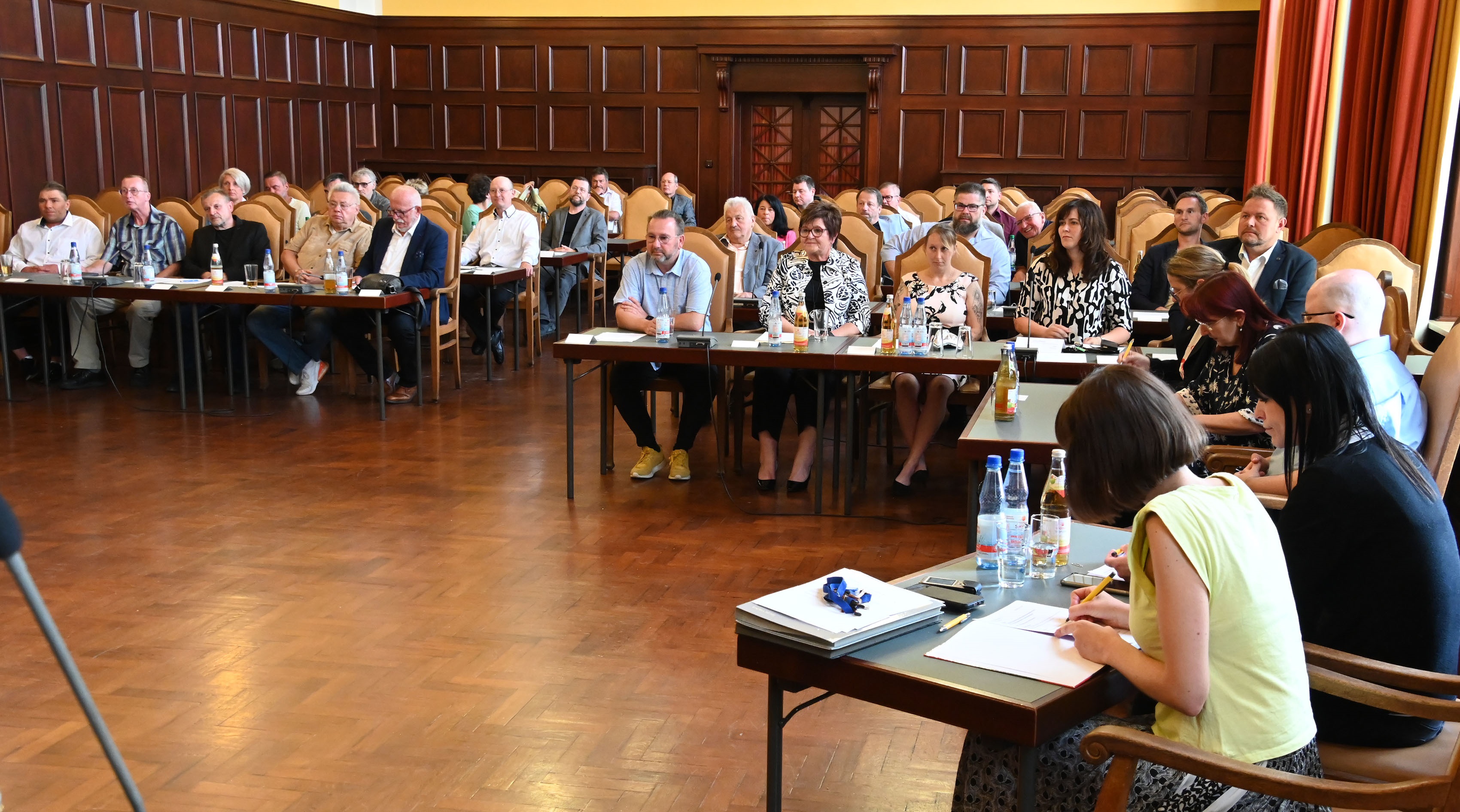 Ein Bild vom Rathaussaal in Sonneberg mit den neuen Stadtratsmitgliedern.