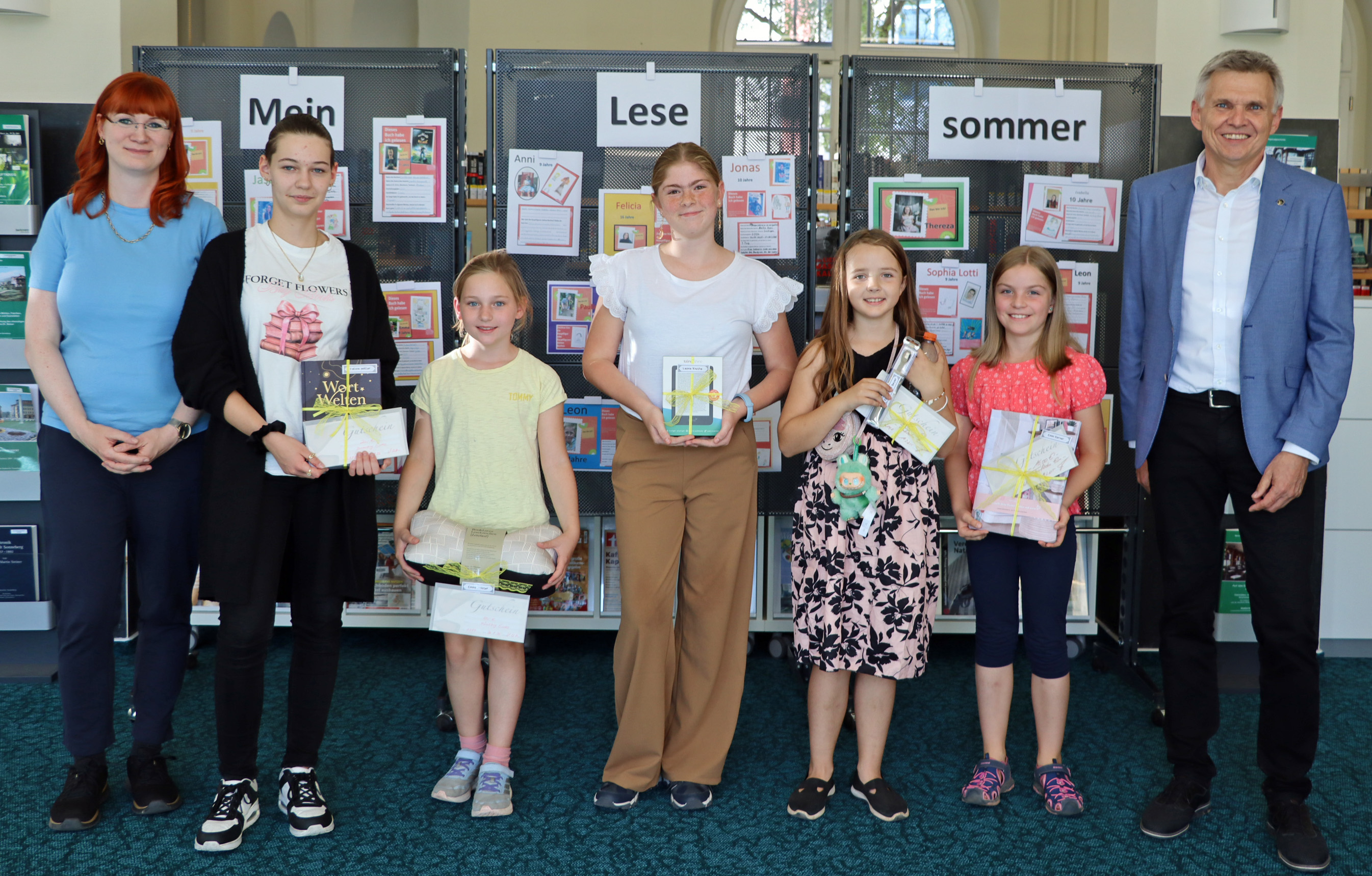 Die besten fünf Leserinnen würden zur Siegerehrung in die Bibliothek eingeladen. Bibliotheksleiterin Nicole Obermeier und Bürgermeister Heiko Voigt waren von den Leistungen der Schülerinnen begeistert.