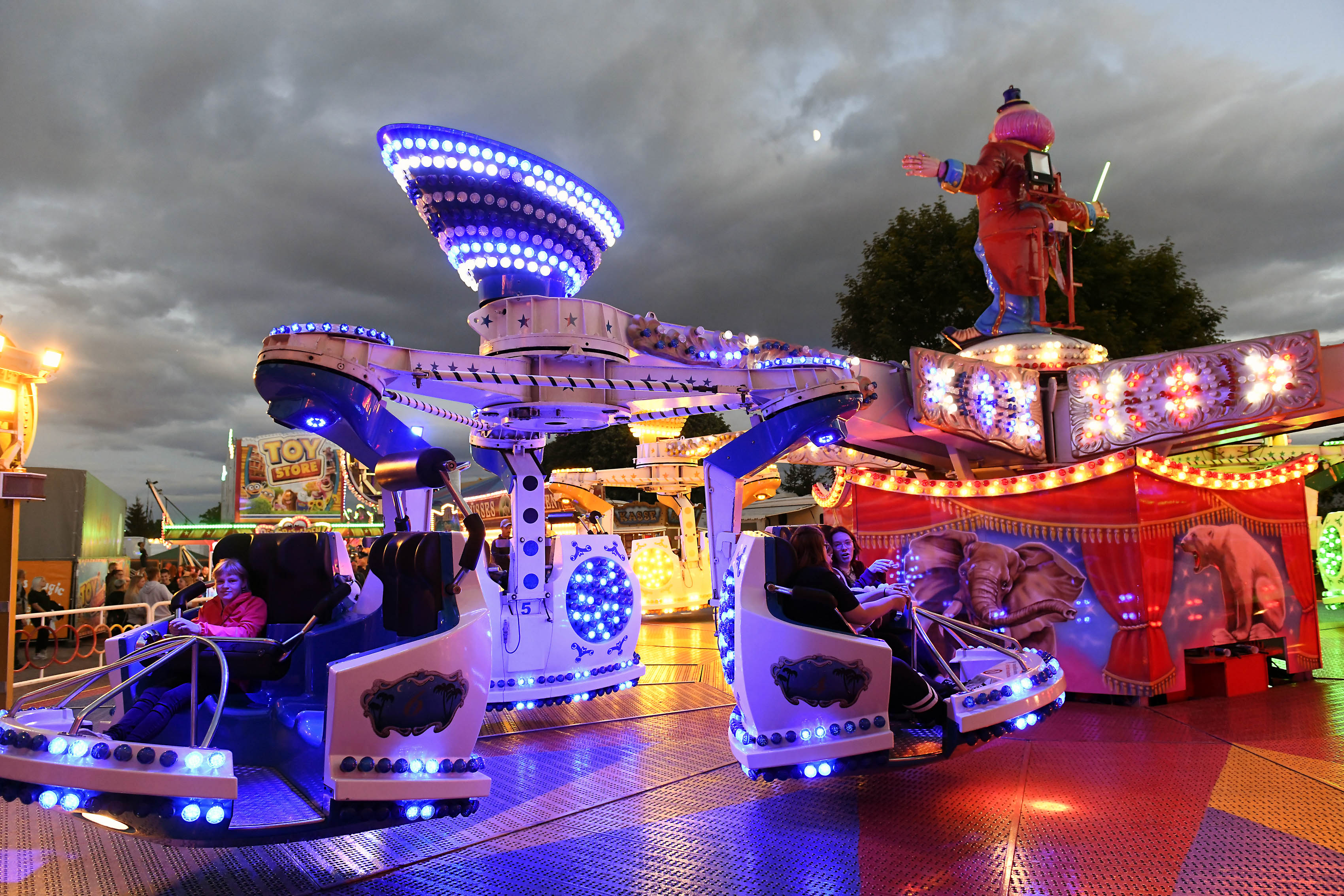 EIn Karussell leuchtet bunt bei Nacht.