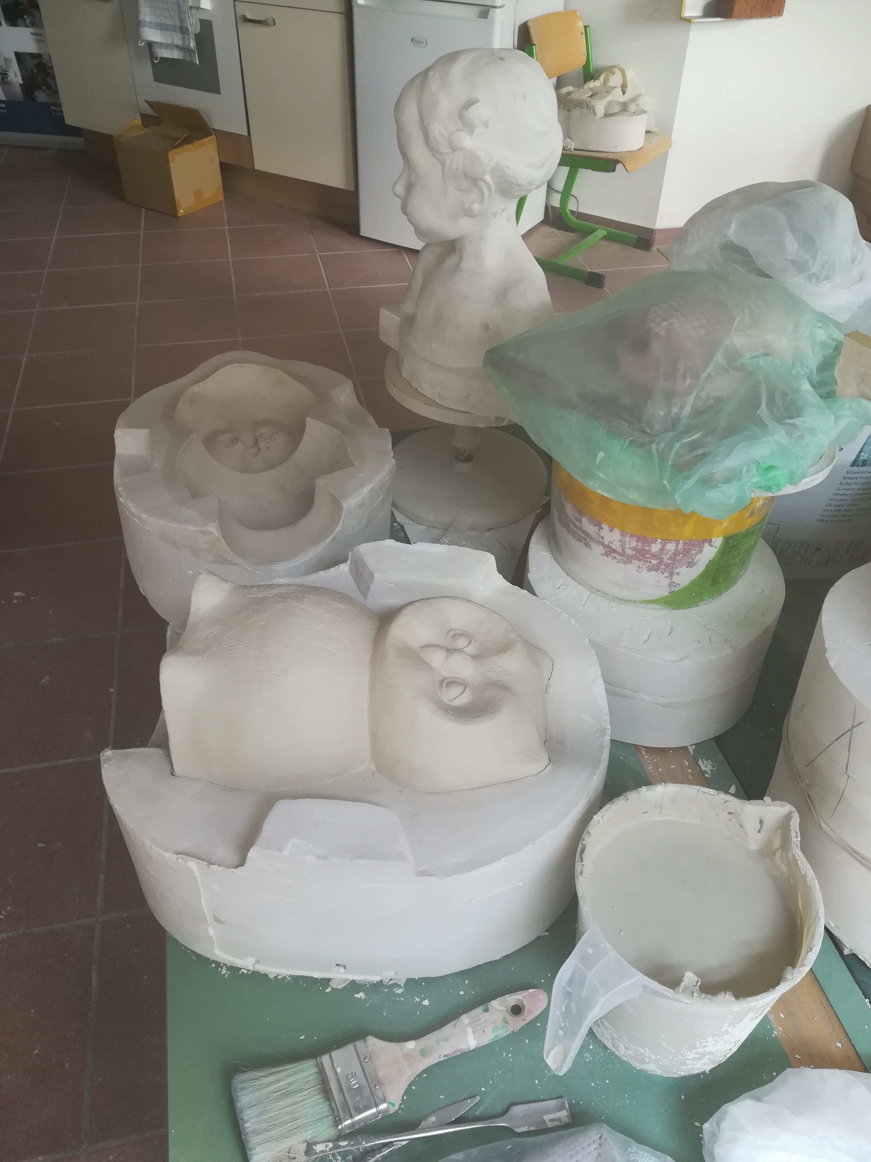 gegossene Eule aus Ton in Werkstatt (Foto: Regina Trutzel)