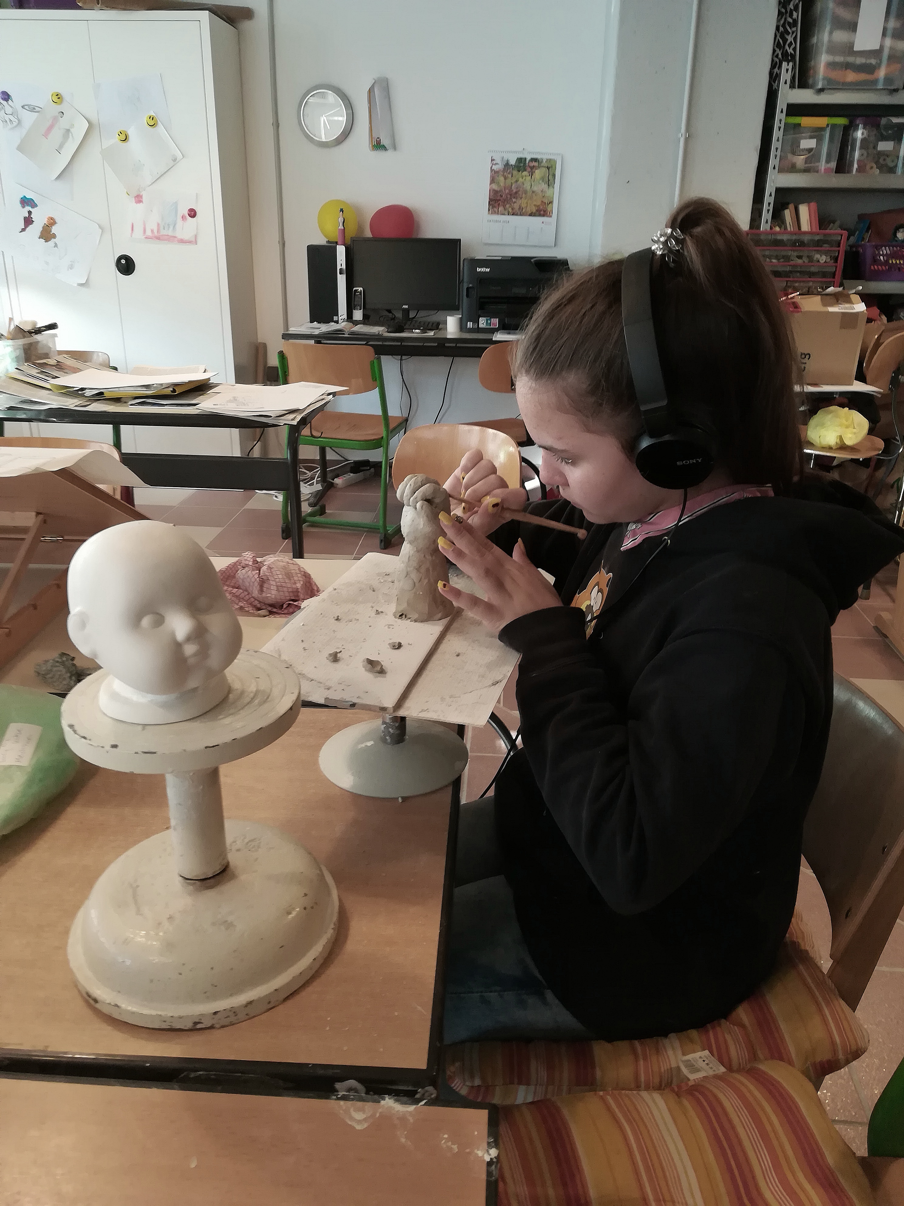 Mädchen modelliert eine Hand aus Ton (Foto: Regina Trutzel)