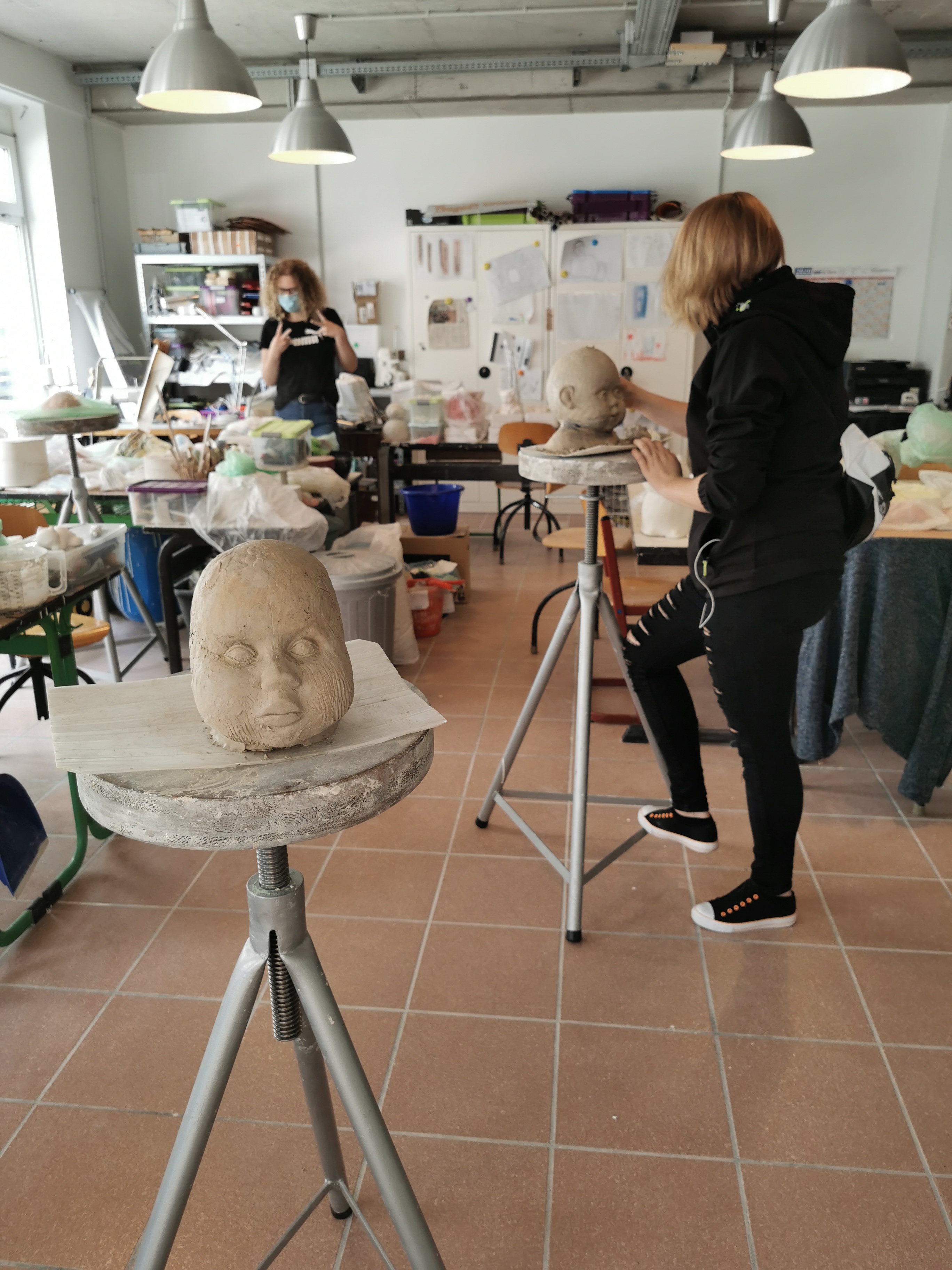 Jugendlicher modelliert Puppenkopf aus Ton (Foto: Regina Trutzel)