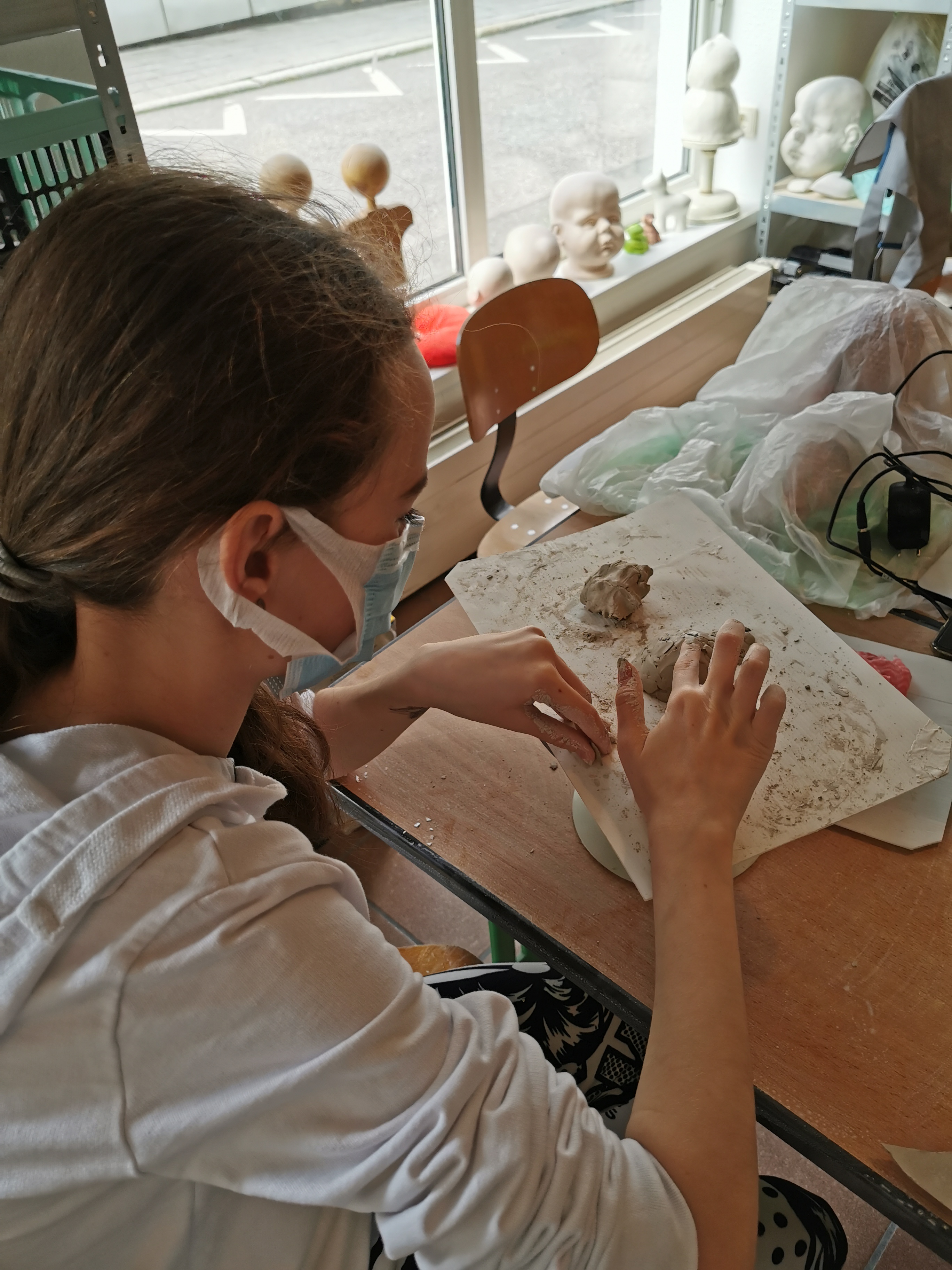 Mädchen modelliert mit Ton (Foto: Regina Trutzel)