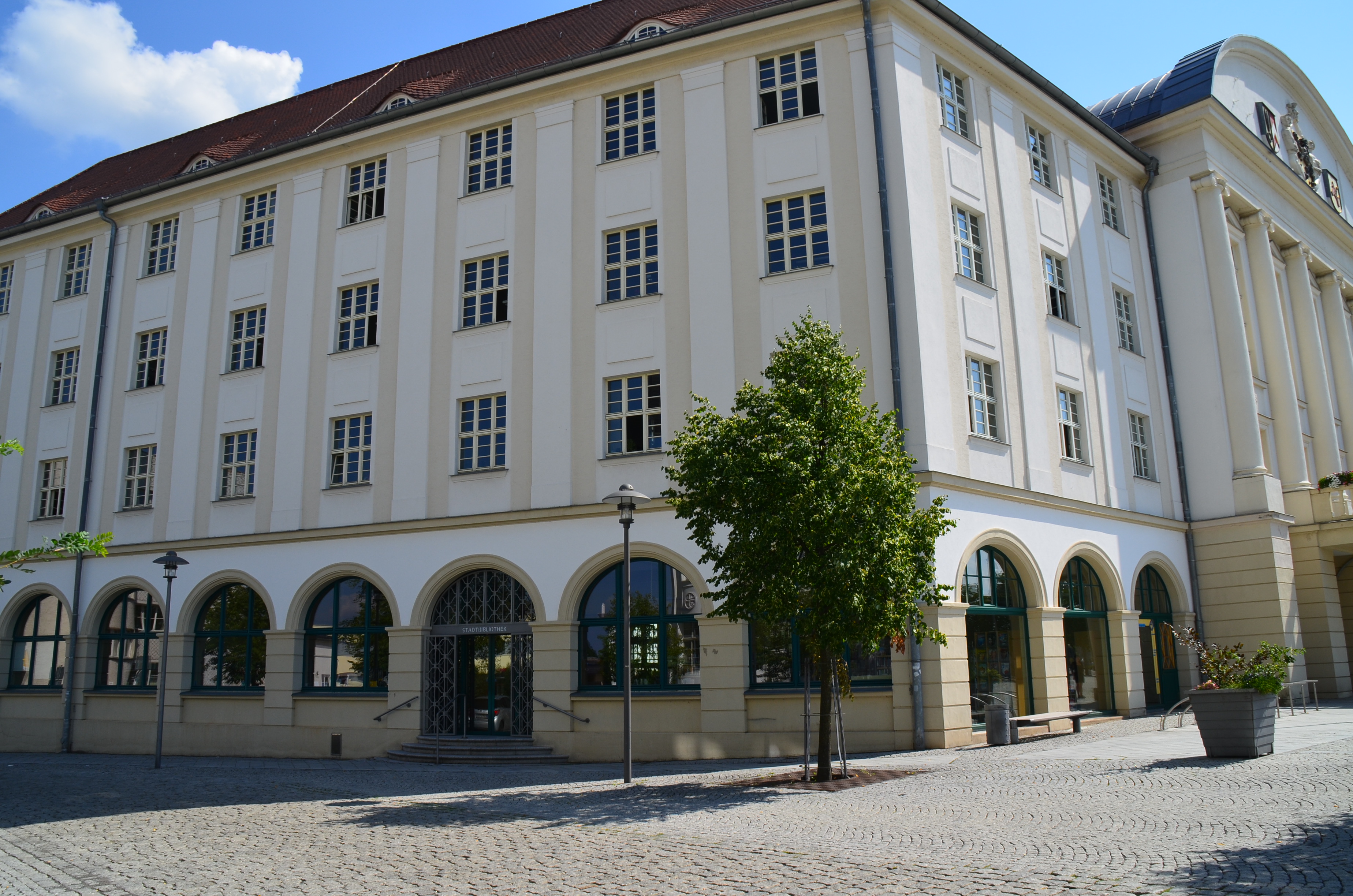 Außenansicht der Stadtbibliothek im Rathaus, Foto: N. Obermeier