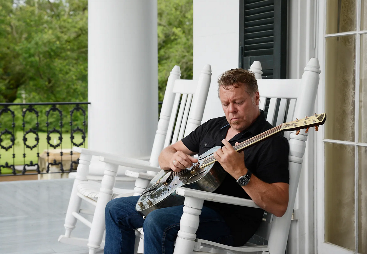 Richie Arndt mit Gitarre