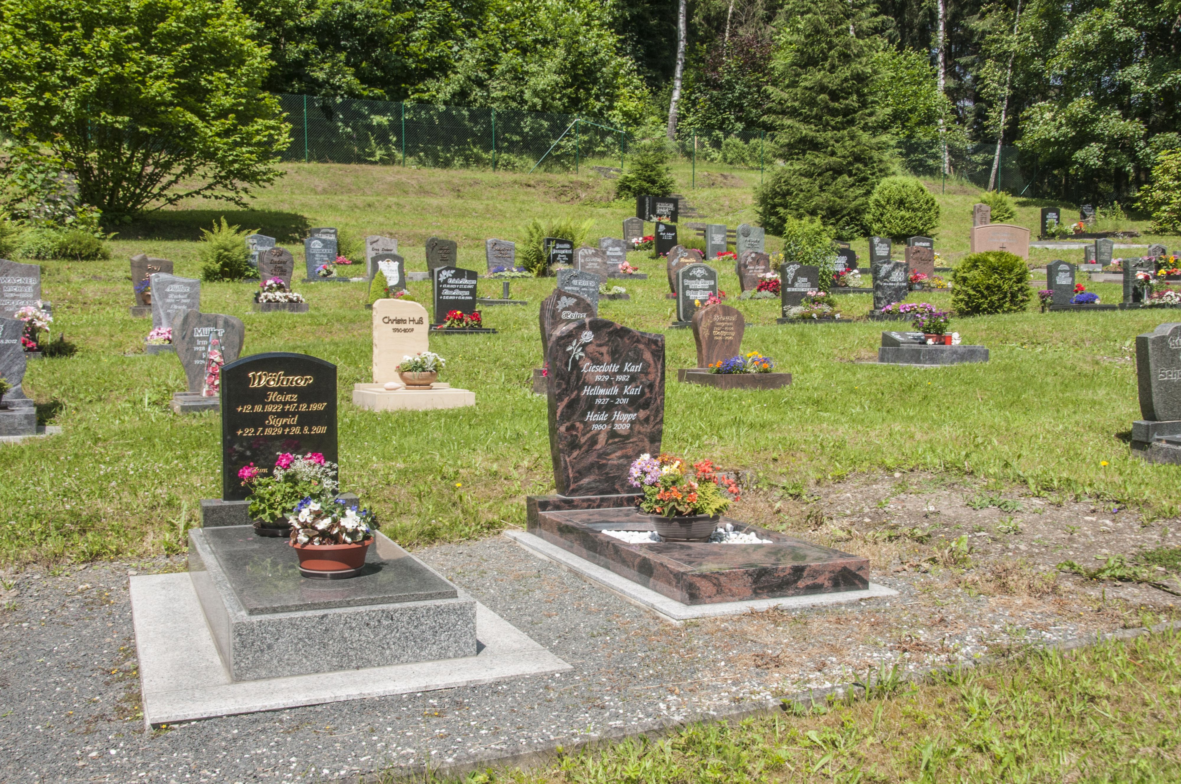 Gräber auf dem Friedhof.