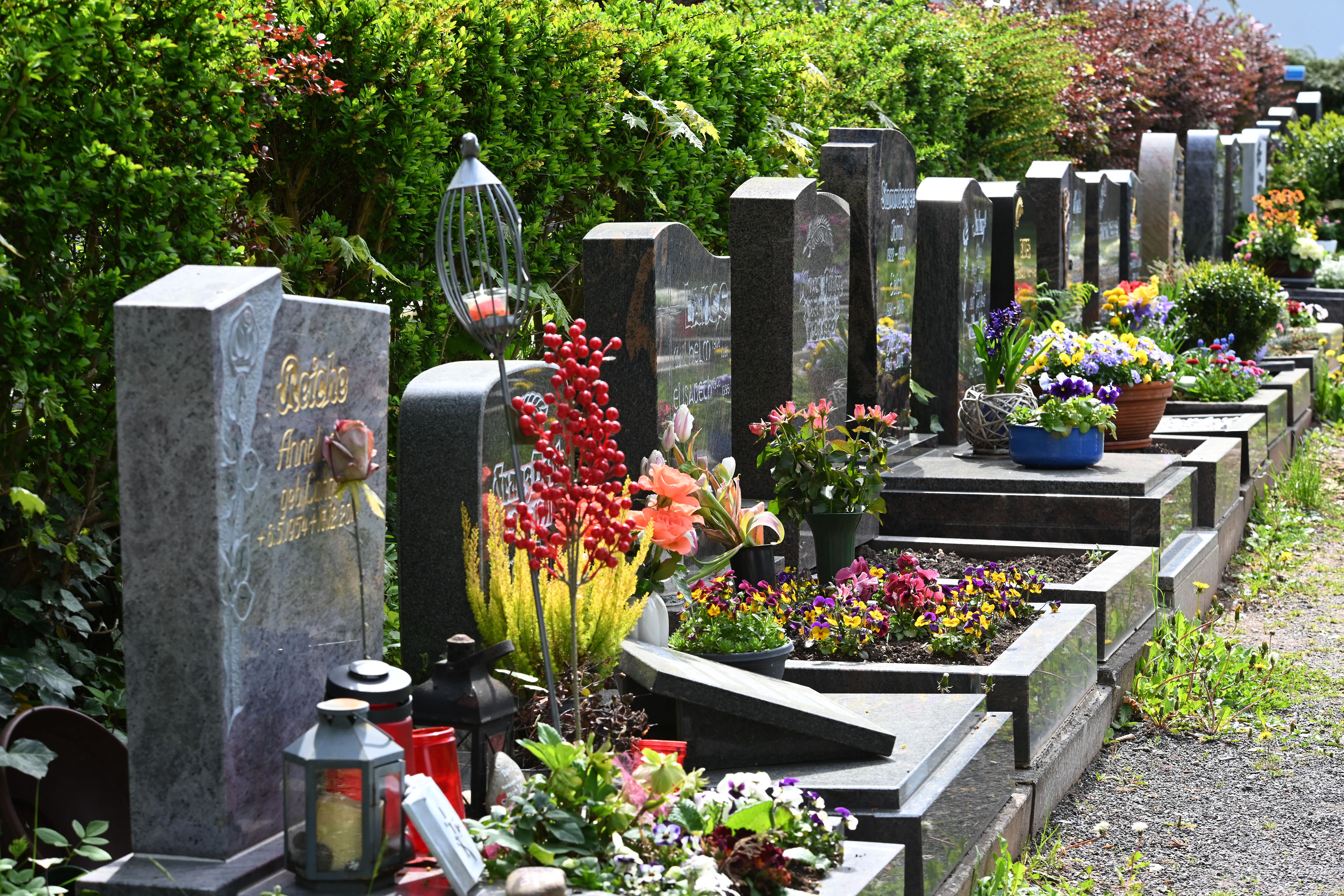 Urnengrabstätten auf dem Friedhof.