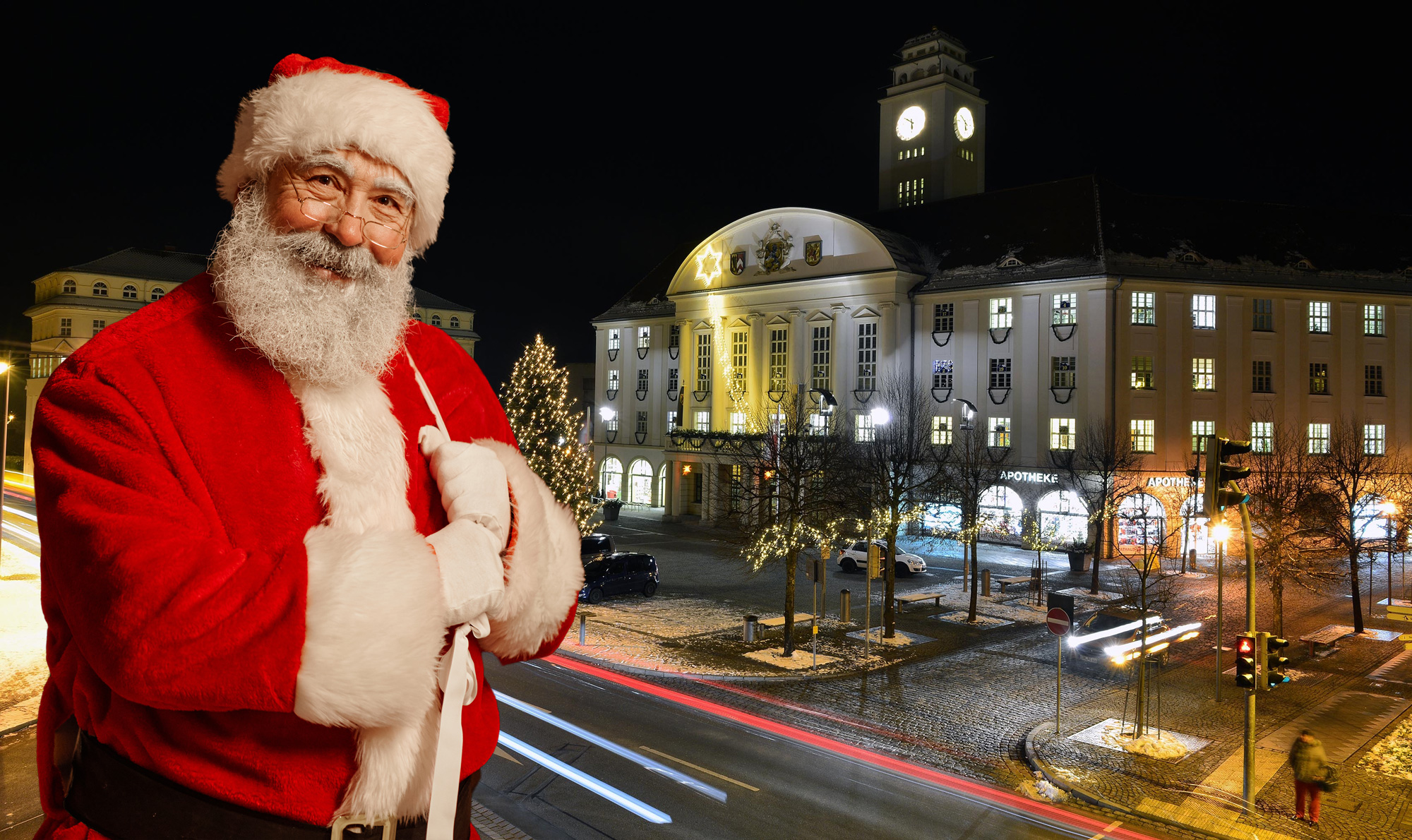 Eine Grafik zeigt einen Weihnachtsmann neben dem Sonneberger Rathaus bei Nacht.